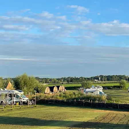 Polderpods of Tipi naast stad - Buitenplaats Molenwei Leidschendam