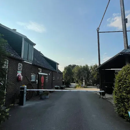 Polderpods of Tipi naast stad - Buitenplaats Molenwei