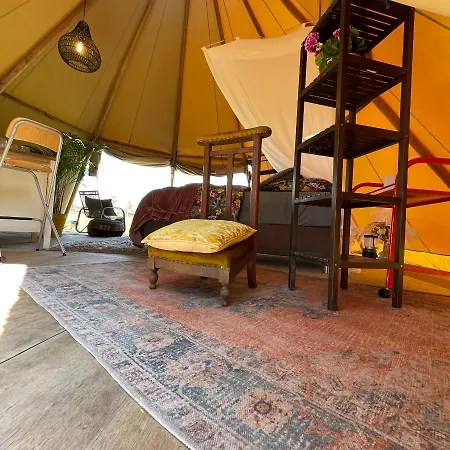 Polderpods of Tipi naast stad - Buitenplaats Molenwei Leidschendam